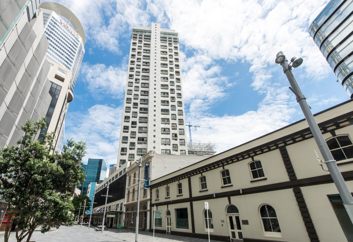 Auckland Girls’ Grammar School zone, Freehold 1 bed 1 bath apartment, 38sqm plus a balcony, Located on the 30th level with sweeping harbour, Sky Tower and city views, Access to excellent resident facilities, including a gym and a swimming pool, 1.8 km to Auckland Girls’ Grammar School, 30F/16 Gore Street, City Centre, Auckland