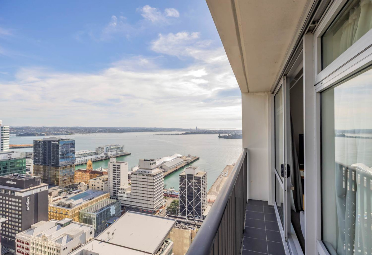 Auckland Girls’ Grammar School zone, Freehold 1 bed 1 bath apartment, 38sqm plus a balcony, Located on the 30th level with sweeping harbour, Sky Tower and city views, Access to excellent resident facilities, including a gym and a swimming pool, 1.8 km to Auckland Girls’ Grammar School, 30F/16 Gore Street, City Centre, Auckland