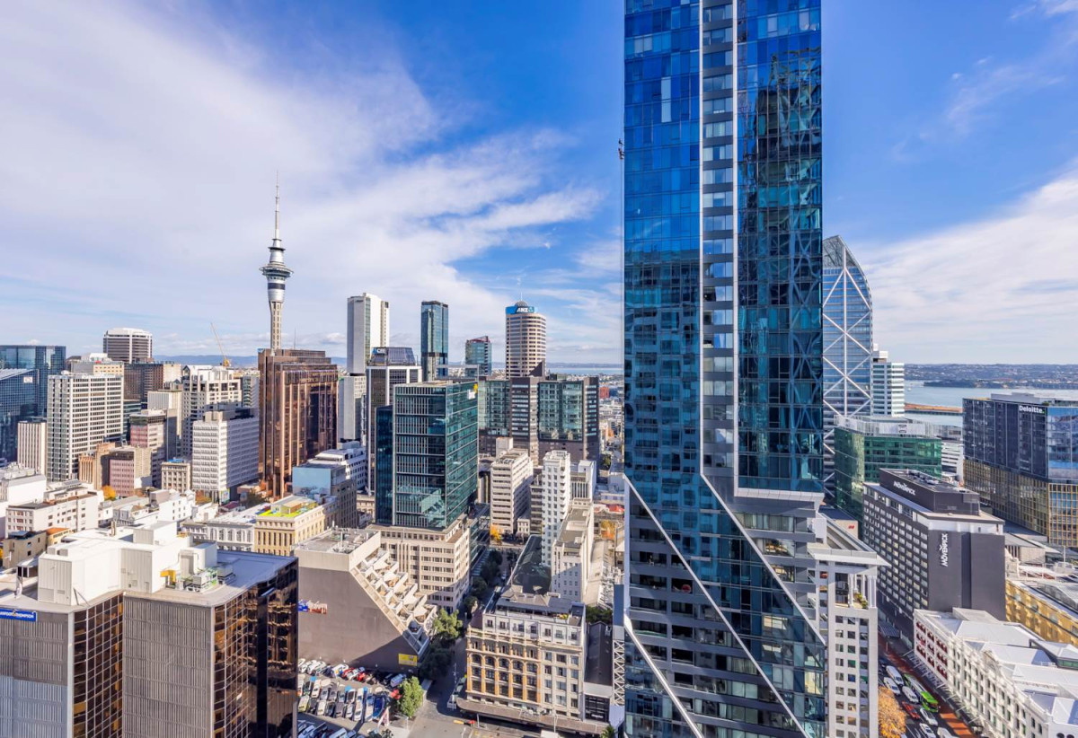 Auckland Girls’ Grammar School zone, Freehold 1 bed 1 bath apartment, 38sqm plus a balcony, Located on the 30th level with sweeping harbour, Sky Tower and city views, Access to excellent resident facilities, including a gym and a swimming pool, 1.8 km to Auckland Girls’ Grammar School, 30F/16 Gore Street, City Centre, Auckland