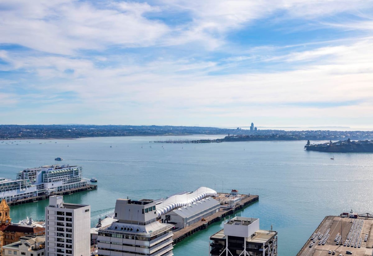 Auckland Girls’ Grammar School zone, Freehold 1 bed 1 bath apartment, 38sqm plus a balcony, Located on the 30th level with sweeping harbour, Sky Tower and city views, Access to excellent resident facilities, including a gym and a swimming pool, 1.8 km to Auckland Girls’ Grammar School, 30F/16 Gore Street, City Centre, Auckland
