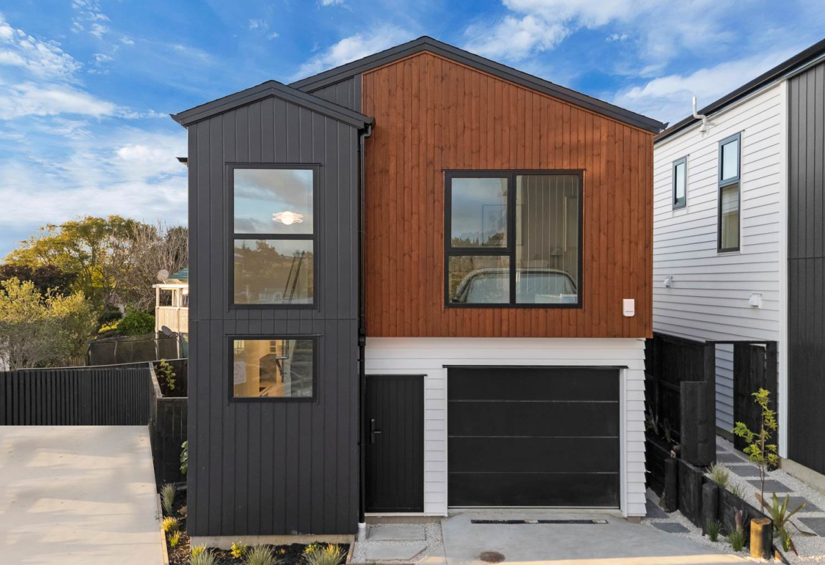 Urgent sale, Brandnew Master Build Home, 3 generous bedrooms +1 study (fits a single bed) + 2.5 bathrooms + Single garage, minutes from Albany mall, schools, motorway access, 1.8 km to Target Road School, 18D Mallard Place, Unsworth Heights, Auckland