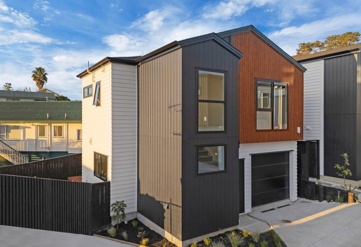 Urgent sale, Brandnew Master Build Homes, 3 standalone homes + 2 duplex units, Floorplan, 3 generous bedrooms +1 study (fits a single bed) + 2.5 bathrooms + Single garage, minutes from Albany mall, schools, motorway access, 1.8 km to Target Road School, 18A-E Mallard Place, Unsworth Heights, Auckland