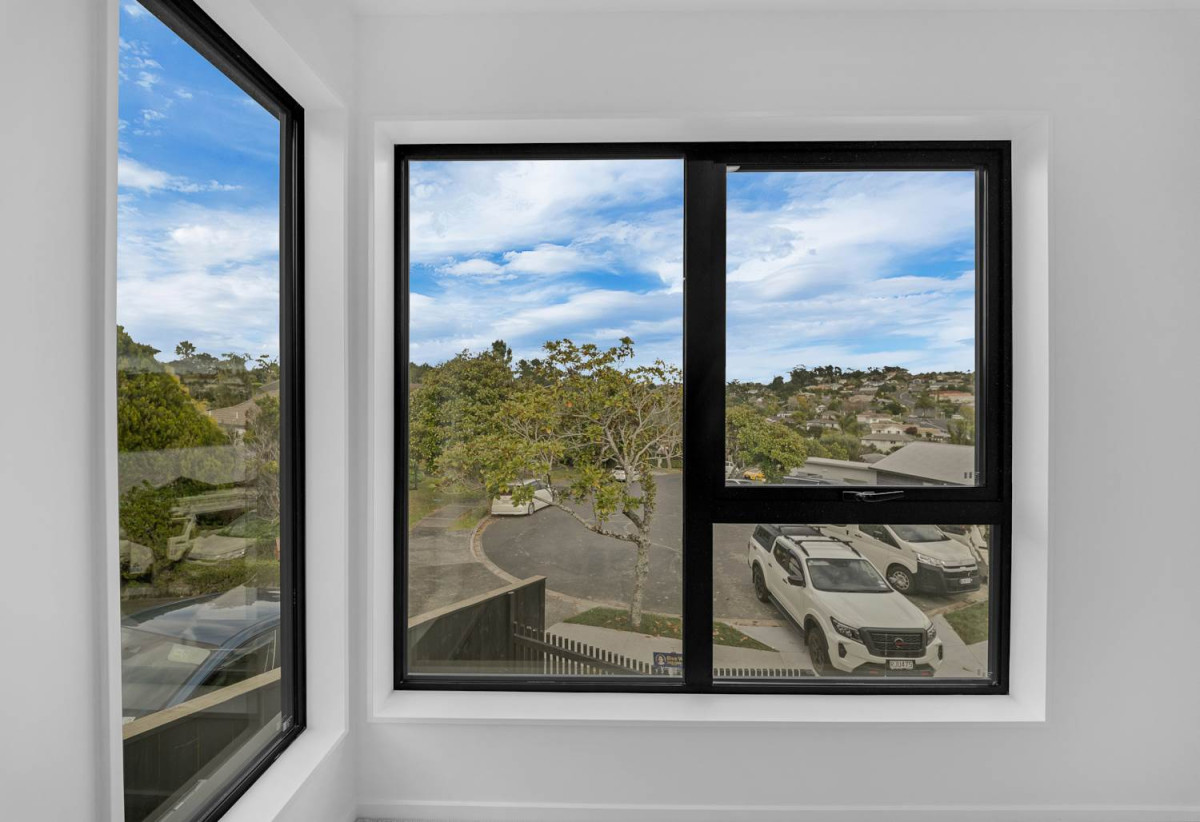 Urgent sale, Brandnew Master Build Homes, 3 standalone homes + 2 duplex units, Floorplan, 3 generous bedrooms +1 study (fits a single bed) + 2.5 bathrooms + Single garage, minutes from Albany mall, schools, motorway access, 1.8 km to Target Road School, 18A-E Mallard Place, Unsworth Heights, Auckland