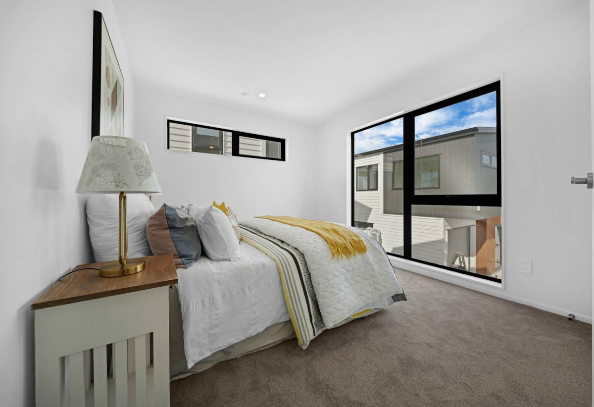 Urgent sale, Brandnew Master Build Home, 3 generous bedrooms +1 study (fits a single bed) + 2.5 bathrooms + Single garage, minutes from Albany mall, schools, motorway access, 1.8 km to Target Road School, 18C Mallard Place, Unsworth Heights, Auckland