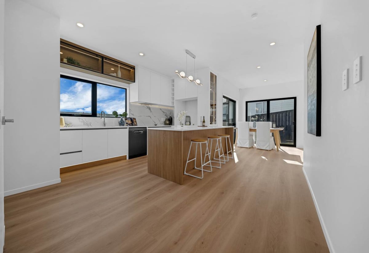 Urgent sale, Brandnew Master Build Home, 3 generous bedrooms +1 study (fits a single bed) + 2.5 bathrooms + Single garage, minutes from Albany mall, schools, motorway access, 1.8 km to Target Road School, 18E Mallard Place, Unsworth Heights, Auckland