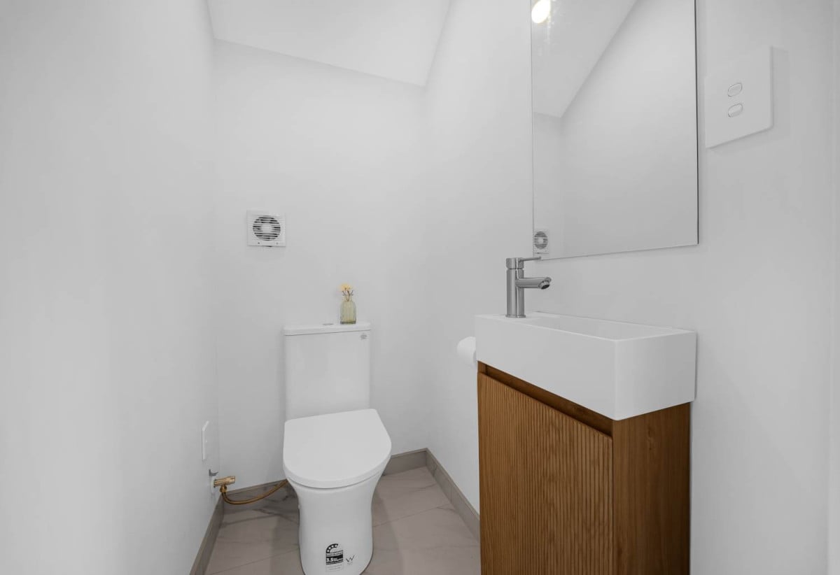 Urgent sale, Brandnew Master Build Home, 3 generous bedrooms +1 study (fits a single bed) + 2.5 bathrooms + Single garage, minutes from Albany mall, schools, motorway access, 1.8 km to Target Road School, 18E Mallard Place, Unsworth Heights, Auckland