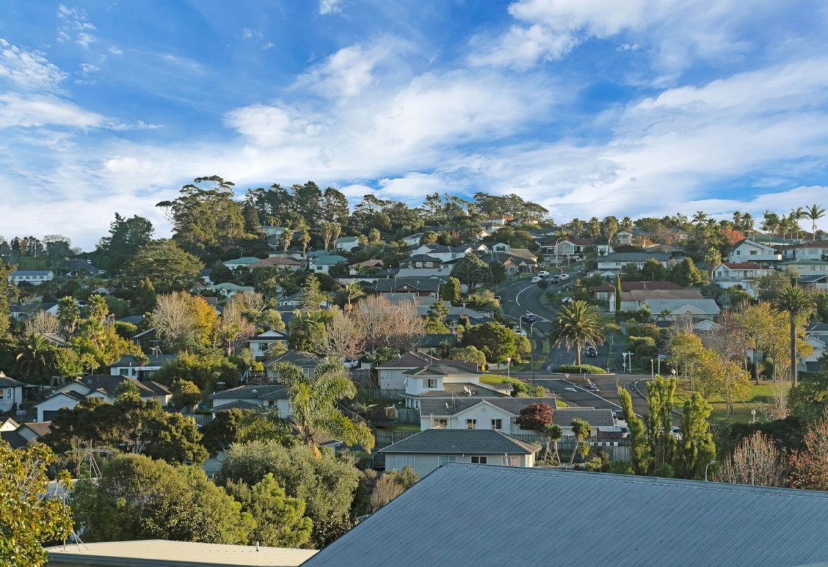 Urgent sale, Brandnew Master Build Home, 3 generous bedrooms +1 study (fits a single bed) + 2.5 bathrooms + Single garage, minutes from Albany mall, schools, motorway access, 1.8 km to Target Road School, 18B Mallard Place, Unsworth Heights, Auckland
