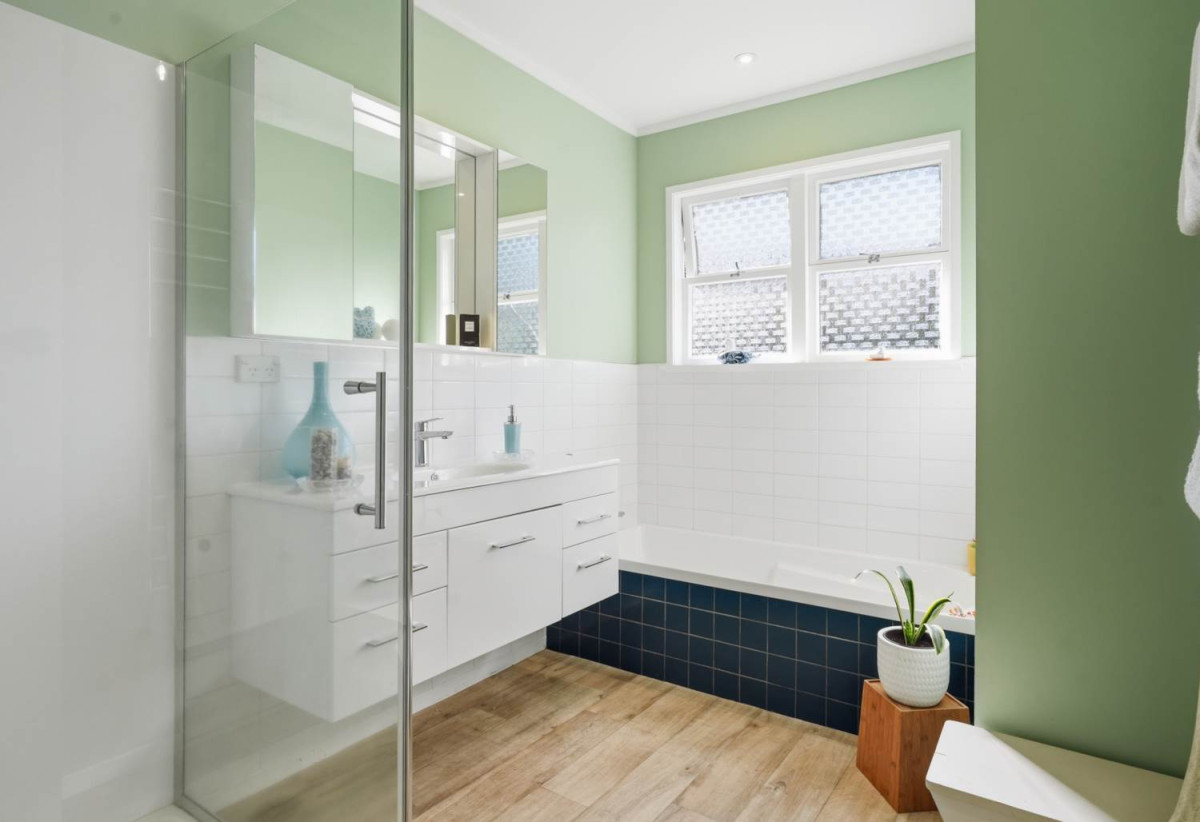 784m2 section, Sea Views, 5 beds 1 bath house with double carport, Rumpus room with separate entry, close to schools, reserves, beach, shops, 0.6 km to Shelly Park School, 8 Addis Place, Shelly Park, Auckland