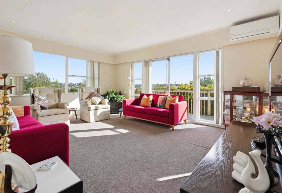 784m2 section, Sea Views, 5 beds 1 bath house with double carport, Rumpus room with separate entry, close to schools, reserves, beach, shops, 0.6 km to Shelly Park School, 8 Addis Place, Shelly Park, Auckland