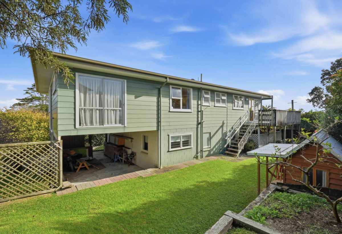 784m2 section, Sea Views, 5 beds 1 bath house with double carport, Rumpus room with separate entry, close to schools, reserves, beach, shops, 0.6 km to Shelly Park School, 8 Addis Place, Shelly Park, Auckland