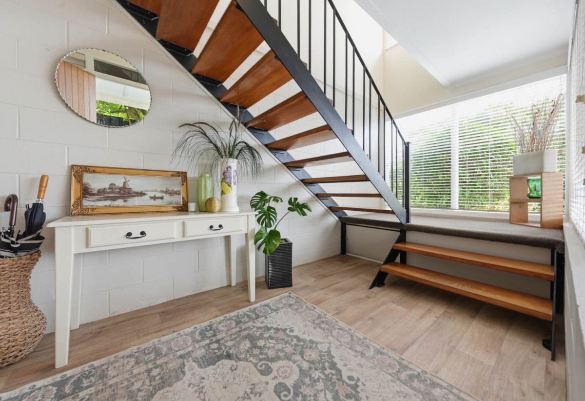 784m2 section, Sea Views, 5 beds 1 bath house with double carport, Rumpus room with separate entry, close to schools, reserves, beach, shops, 0.6 km to Shelly Park School, 8 Addis Place, Shelly Park, Auckland