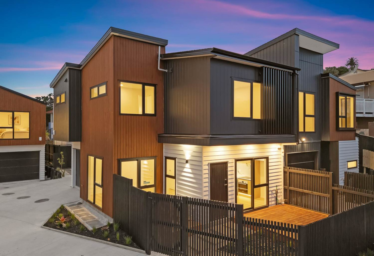 Urgent sale, Brandnew Master Build Home, 3 generous bedrooms +1 study (fits a single bed) + 2.5 bathrooms + Single garage, minutes from Albany mall, schools, motorway access, 1.8 km to Target Road School, 18A Mallard Place, Unsworth Heights, Auckland