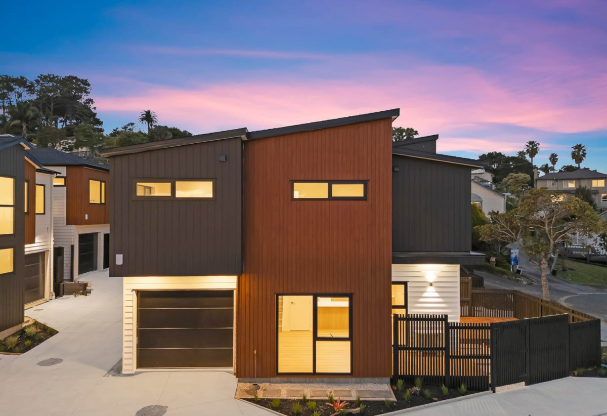 Urgent sale, Brandnew Master Build Home, 3 generous bedrooms +1 study (fits a single bed) + 2.5 bathrooms + Single garage, minutes from Albany mall, schools, motorway access, 1.8 km to Target Road School, 18A Mallard Place, Unsworth Heights, Auckland