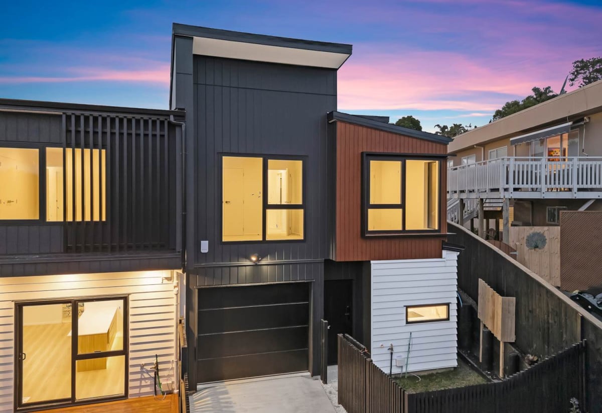 Urgent sale, Brandnew Master Build Home, 3 generous bedrooms +1 study (fits a single bed) + 2.5 bathrooms + Single garage, minutes from Albany mall, schools, motorway access, 1.8 km to Target Road School, 18B Mallard Place, Unsworth Heights, Auckland