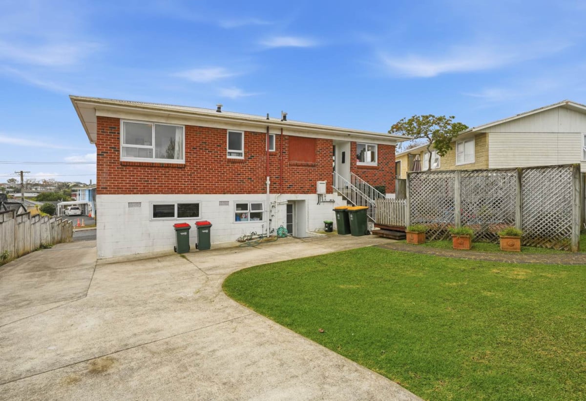 HOME & INCOME ON 683m² Land, Brick and tile 4 beds 2 baths main hour a Standalone 2 beds 1 bath unit with stable tenants, minutes to Howick Village and Highland Park Shopping Centre, schools, 0.2 km to Howick Primary School, 21 Willoughby Avenue, Howick, Auckland
