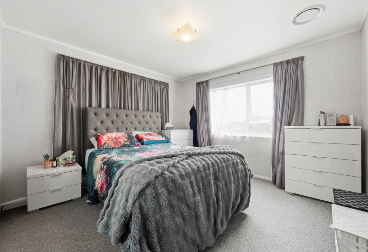 HOME & INCOME ON 683m² Land, Brick and tile 4 beds 2 baths main hour a Standalone 2 beds 1 bath unit with stable tenants, minutes to Howick Village and Highland Park Shopping Centre, schools, 0.2 km to Howick Primary School, 21 Willoughby Avenue, Howick, Auckland