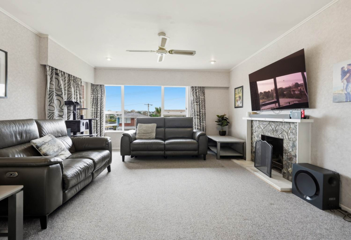 HOME & INCOME ON 683m² Land, Brick and tile 4 beds 2 baths main hour a Standalone 2 beds 1 bath unit with stable tenants, minutes to Howick Village and Highland Park Shopping Centre, schools, 0.2 km to Howick Primary School, 21 Willoughby Avenue, Howick, Auckland
