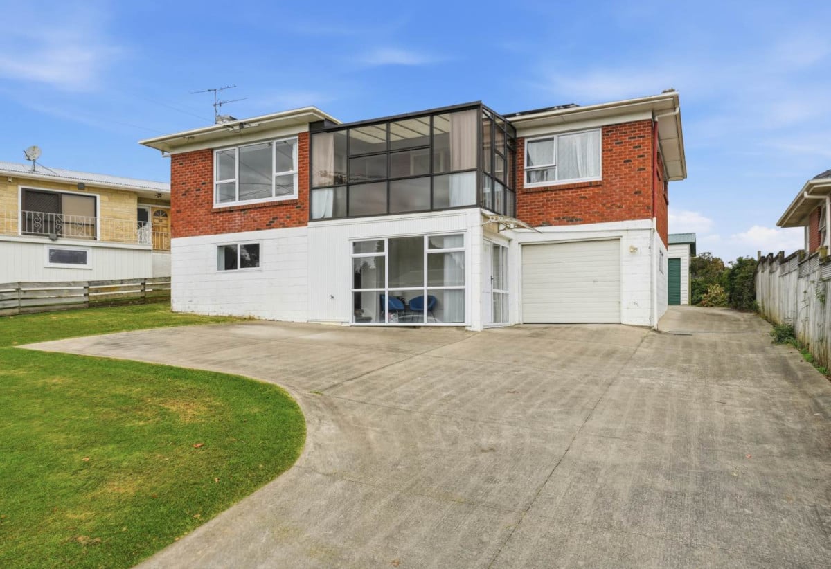 HOME & INCOME ON 683m² Land, Brick and tile 4 beds 2 baths main hour a Standalone 2 beds 1 bath unit with stable tenants, minutes to Howick Village and Highland Park Shopping Centre, schools, 0.2 km to Howick Primary School, 21 Willoughby Avenue, Howick, Auckland