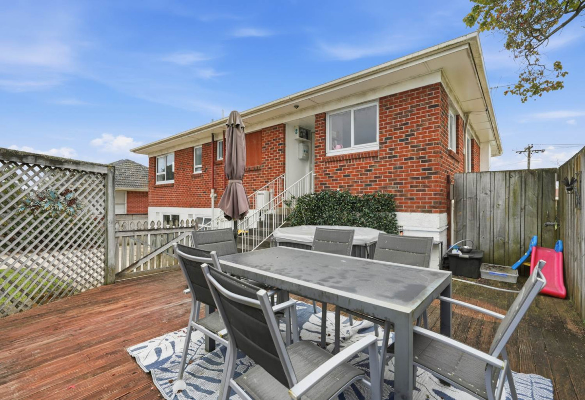 HOME & INCOME ON 683m² Land, Brick and tile 4 beds 2 baths main hour a Standalone 2 beds 1 bath unit with stable tenants, minutes to Howick Village and Highland Park Shopping Centre, schools, 0.2 km to Howick Primary School, 21 Willoughby Avenue, Howick, Auckland