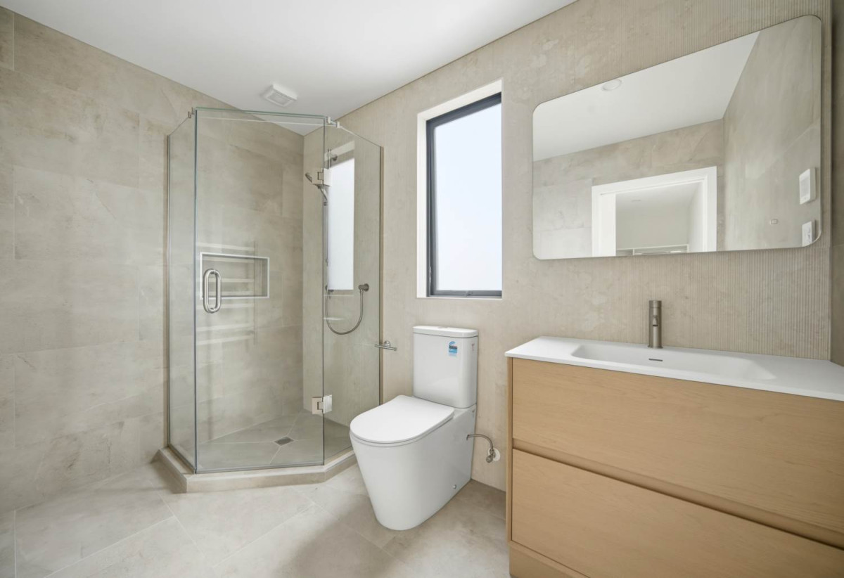 Covered by Stamford Building Insurance, Rangitoto College zone, 250m2 Brandnew standalone 5 beds (3 ensuites) 4.5 baths house with tandem garage, on 280m2 section, walks to albany Mall, close to schools, motorway access, 0.1 km to Pinehill School (Browns Bay), 5a Weir Lane, Oteha, Auckland