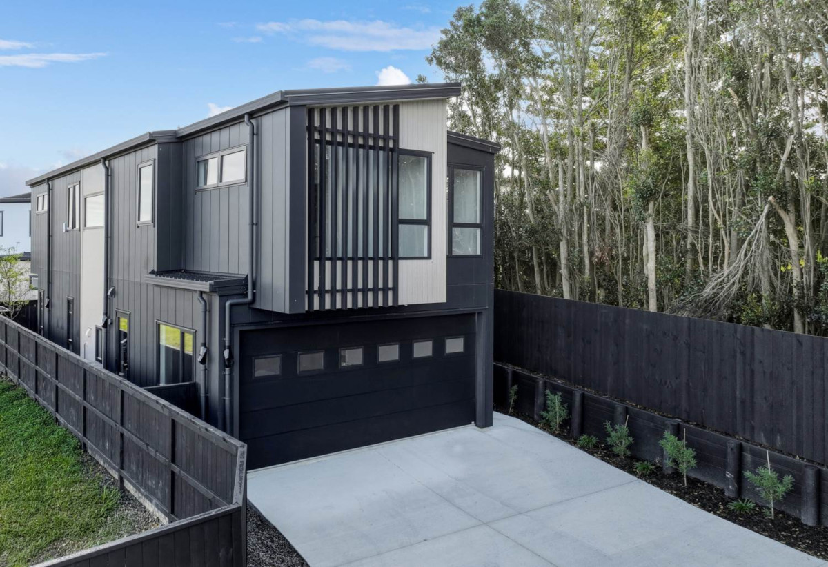 Covered by Stamford Building Insurance, Rangitoto College zone, 252m2 4 beds (2 ensuites) 3.5 baths house with double garage on 355m2 section, walks to albany Mall, close to schools, motorway access, 0.1 km to Pinehill School (Browns Bay), 4/55 Spencer Road, Oteha, Auckland