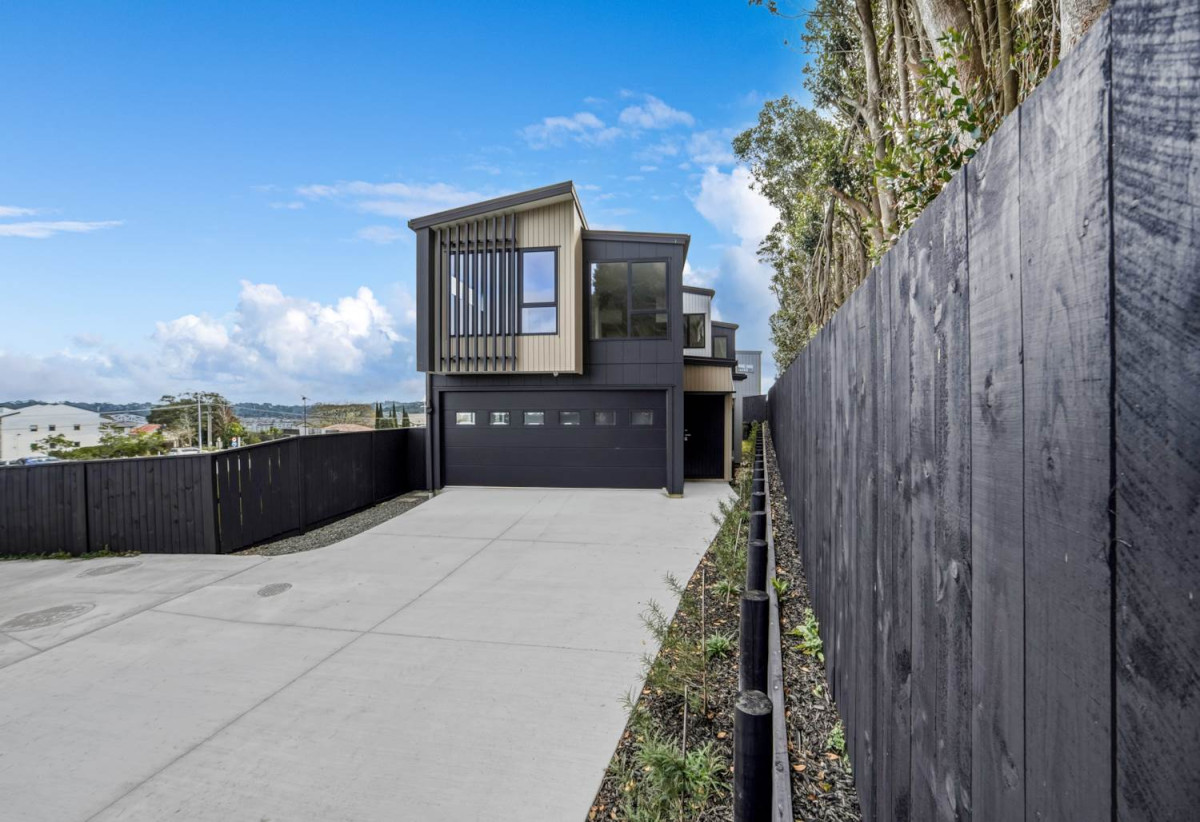 Covered by Stamford Building Insurance, Rangitoto College zone, 252m2 4 beds (2 ensuites) 3.5 baths house with double garage on 355m2 section, walks to albany Mall, close to schools, motorway access, 0.1 km to Pinehill School (Browns Bay), 4/55 Spencer Road, Oteha, Auckland