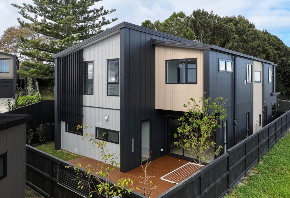 Covered by Stamford Building Insurance, Rangitoto College zone, 252m2 4 beds (2 ensuites) 3.5 baths house with double garage on 355m2 section, walks to albany Mall, close to schools, motorway access, 0.1 km to Pinehill School (Browns Bay), 4/55 Spencer Road, Oteha, Auckland
