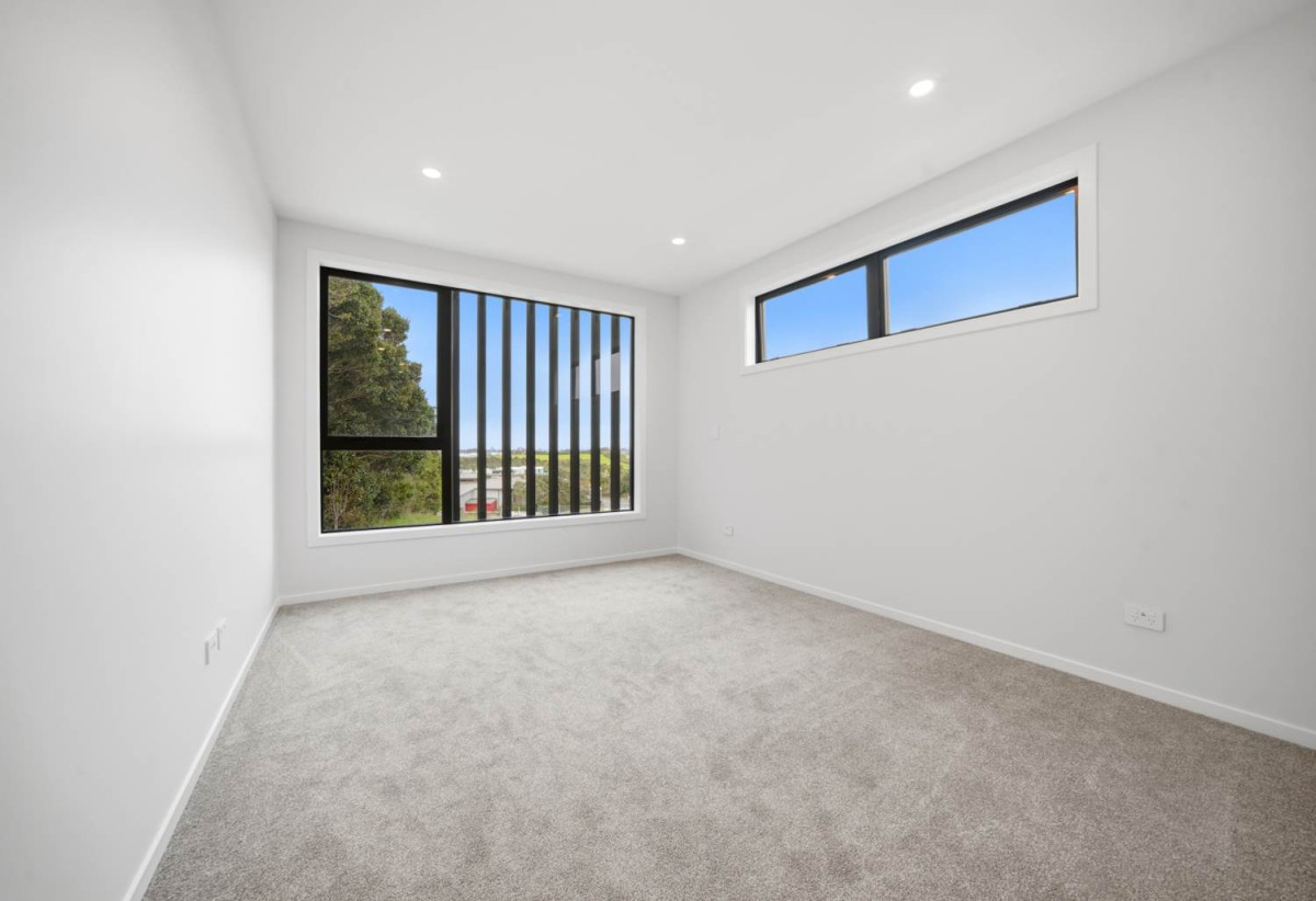 Covered by Stamford Building Insurance, Rangitoto College zone, 252m2 4 beds (2 ensuites) 3.5 baths house with double garage on 355m2 section, walks to albany Mall, close to schools, motorway access, 0.1 km to Pinehill School (Browns Bay), 4/55 Spencer Road, Oteha, Auckland