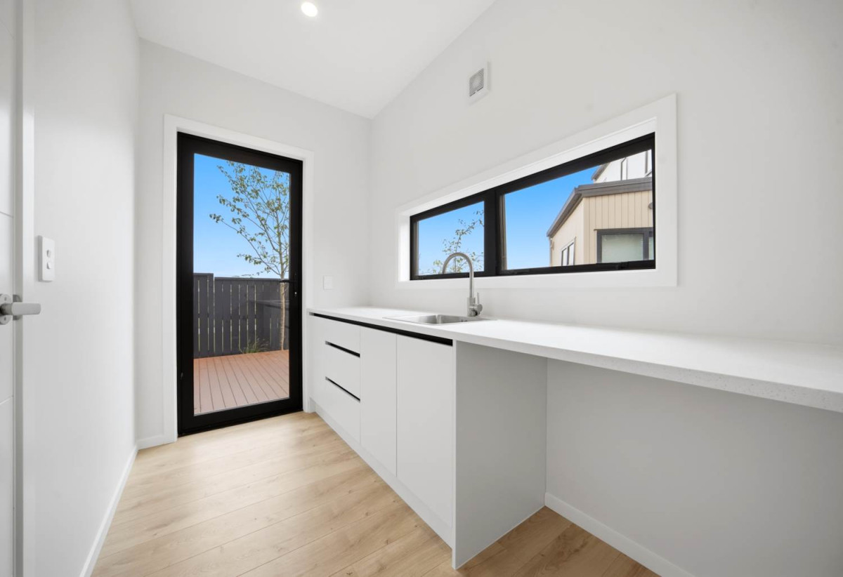 Covered by Stamford Building Insurance, Rangitoto College zone, 252m2 4 beds (2 ensuites) 3.5 baths house with double garage on 355m2 section, walks to albany Mall, close to schools, motorway access, 0.1 km to Pinehill School (Browns Bay), 4/55 Spencer Road, Oteha, Auckland