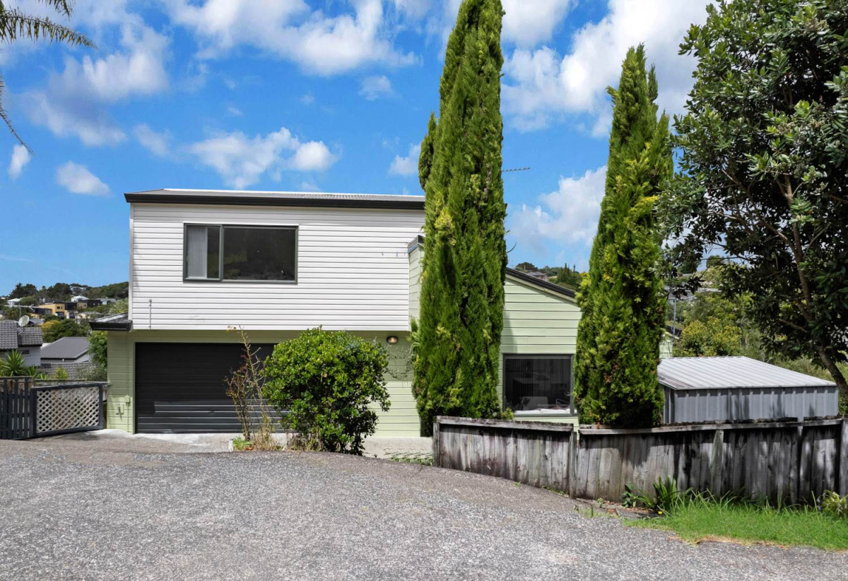 Vendors want it go, 3 beds 2 baths house with double garage on 566m2 section, Walking distance to schools, reserves, restaurants, and supermarket, Close to Wairau Valley shopping precinct, 0.8 km to Target Road School, 75 Girrahween Drive, Totara Vale, Auckland