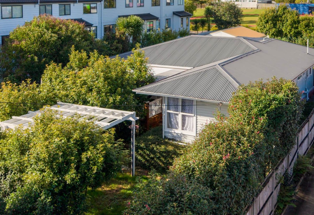 MORTGAGEE SALE, 4 beds 1 bath house on 890m2 section, the site is currently in the design stage for redevelopment, with concept plans reported to show redevelopment of the site to seven terraced houses, subject to council approval. The property backs onto Pomaria Primary School, and is well located close to the retail and commercial amenities at WestCity Waitakere and the Lincoln Road commercial precinct, 15 Kingdale Road, Henderson, Auckland