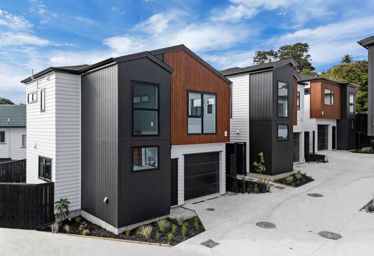 Urgent sale, Brandnew Master Build Home, 3 generous bedrooms +1 study (fits a single bed) + 2.5 bathrooms + Single garage, minutes from Albany mall, schools, motorway access, 1.8 km to Target Road School, 18E Mallard Place, Unsworth Heights, Auckland