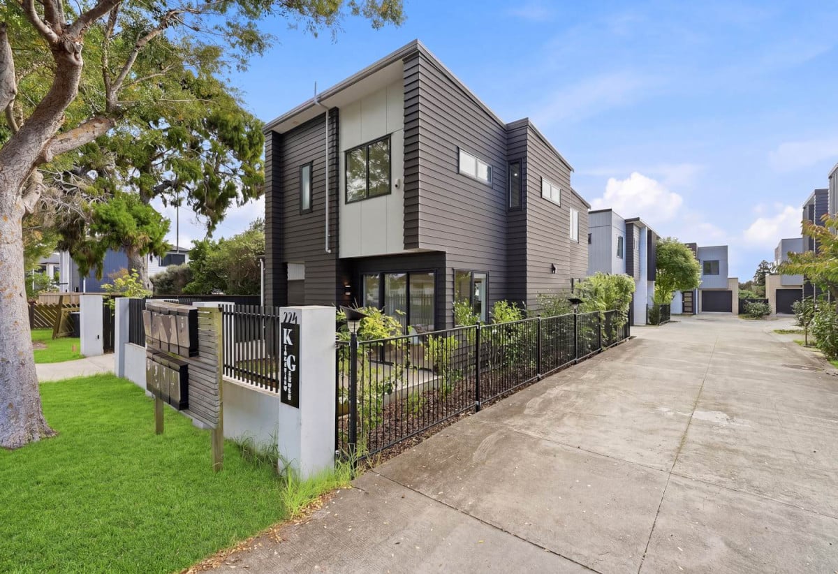 155m2 Standalone 3 beds + study 2 baths house with garage on 201m2 section, Just a 2-minute walk to Seaside Park and the scenic Tamaki River walkways, close to schools town centre, SHOPPING CENTRE, MOTORWAY ACCESS, 1.1 KM TO Otahuhu Intermediate, 1/224 Princes Street East, Otahuhu, Auckland