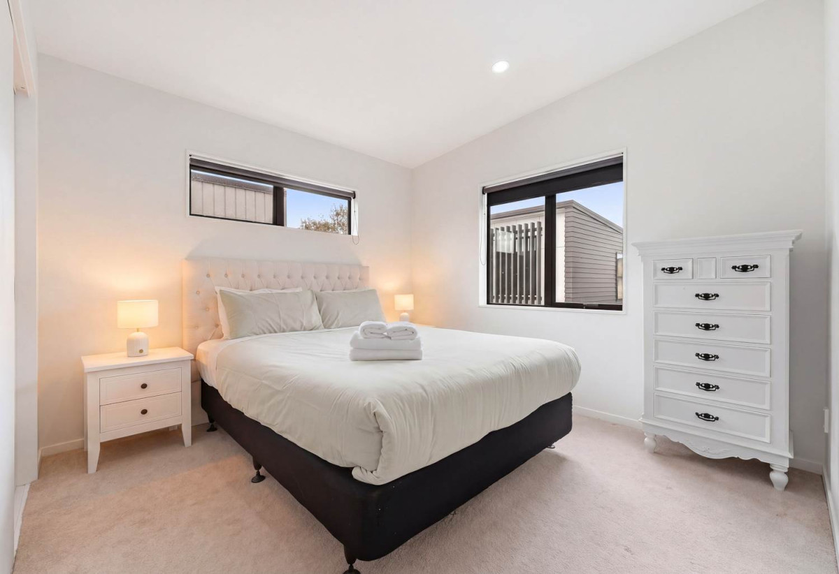 155m2 Standalone 3 beds + study 2 baths house with garage on 201m2 section, Just a 2-minute walk to Seaside Park and the scenic Tamaki River walkways, close to schools town centre, SHOPPING CENTRE, MOTORWAY ACCESS, 1.1 KM TO Otahuhu Intermediate, 1/224 Princes Street East, Otahuhu, Auckland