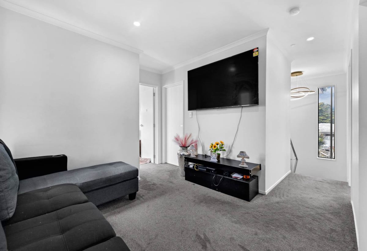 5 beds (3 ensuites) 4.5 baths house with garage, close to schools, Hunter Plaza, Manukau shopping centre, motorway access, 0.5 km to Papatoetoe East School, 86A Kimpton Road, Papatoetoe, Auckland