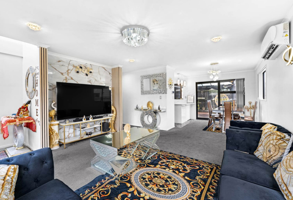 5 beds (3 ensuites) 4.5 baths house with garage, close to schools, Hunter Plaza, Manukau shopping centre, motorway access, 0.5 km to Papatoetoe East School, 86A Kimpton Road, Papatoetoe, Auckland