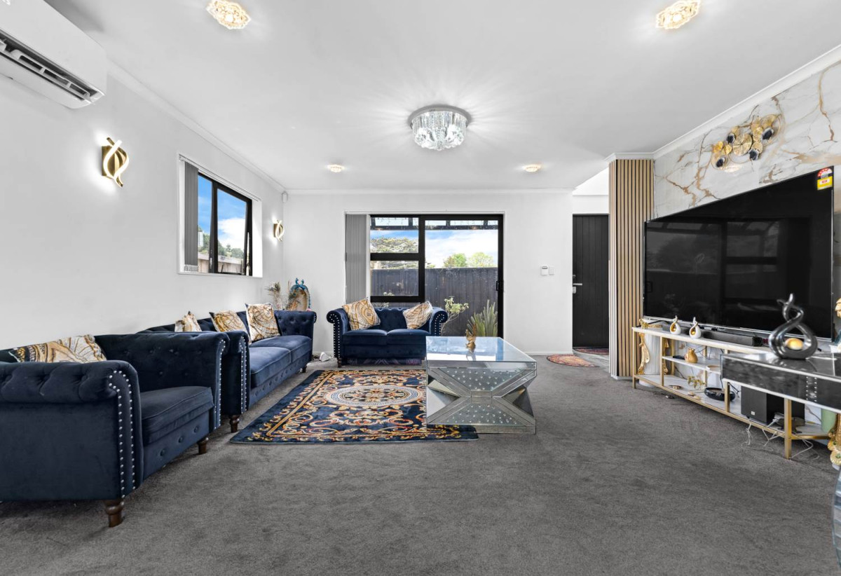 5 beds (3 ensuites) 4.5 baths house with garage, close to schools, Hunter Plaza, Manukau shopping centre, motorway access, 0.5 km to Papatoetoe East School, 86A Kimpton Road, Papatoetoe, Auckland
