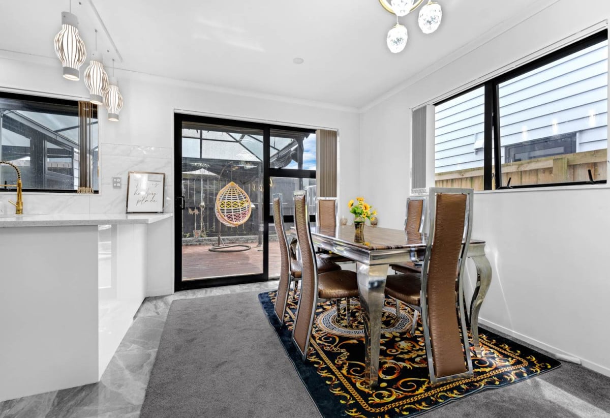 5 beds (3 ensuites) 4.5 baths house with garage, close to schools, Hunter Plaza, Manukau shopping centre, motorway access, 0.5 km to Papatoetoe East School, 86A Kimpton Road, Papatoetoe, Auckland