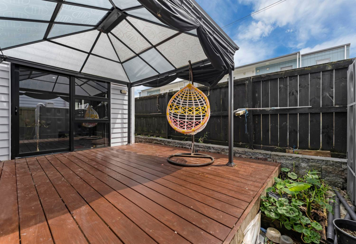 5 beds (3 ensuites) 4.5 baths house with garage, close to schools, Hunter Plaza, Manukau shopping centre, motorway access, 0.5 km to Papatoetoe East School, 86A Kimpton Road, Papatoetoe, Auckland
