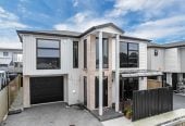 5 beds (3 ensuites) 4.5 baths house with garage, close to schools, Hunter Plaza, Manukau shopping centre, motorway access, 0.5 km to Papatoetoe East School, 86A Kimpton Road, Papatoetoe, Auckland