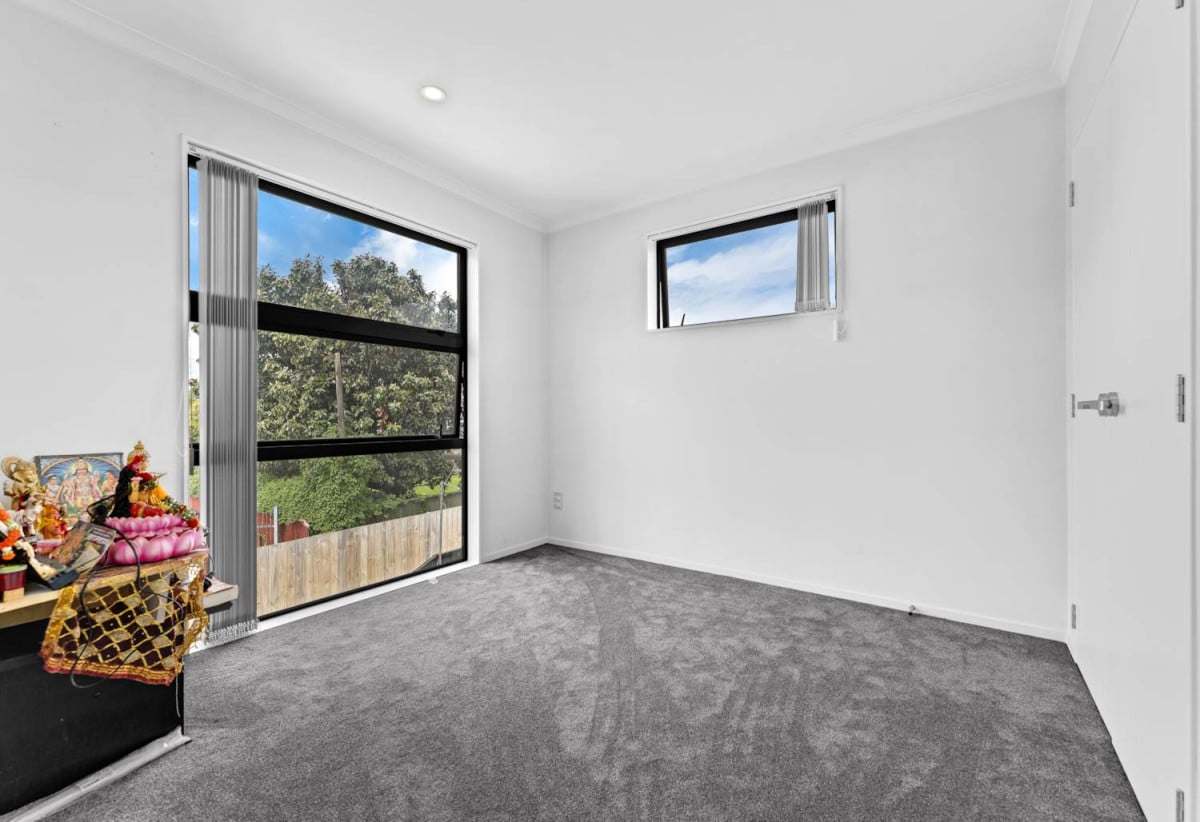 5 beds (3 ensuites) 4.5 baths house with garage, close to schools, Hunter Plaza, Manukau shopping centre, motorway access, 0.5 km to Papatoetoe East School, 86A Kimpton Road, Papatoetoe, Auckland