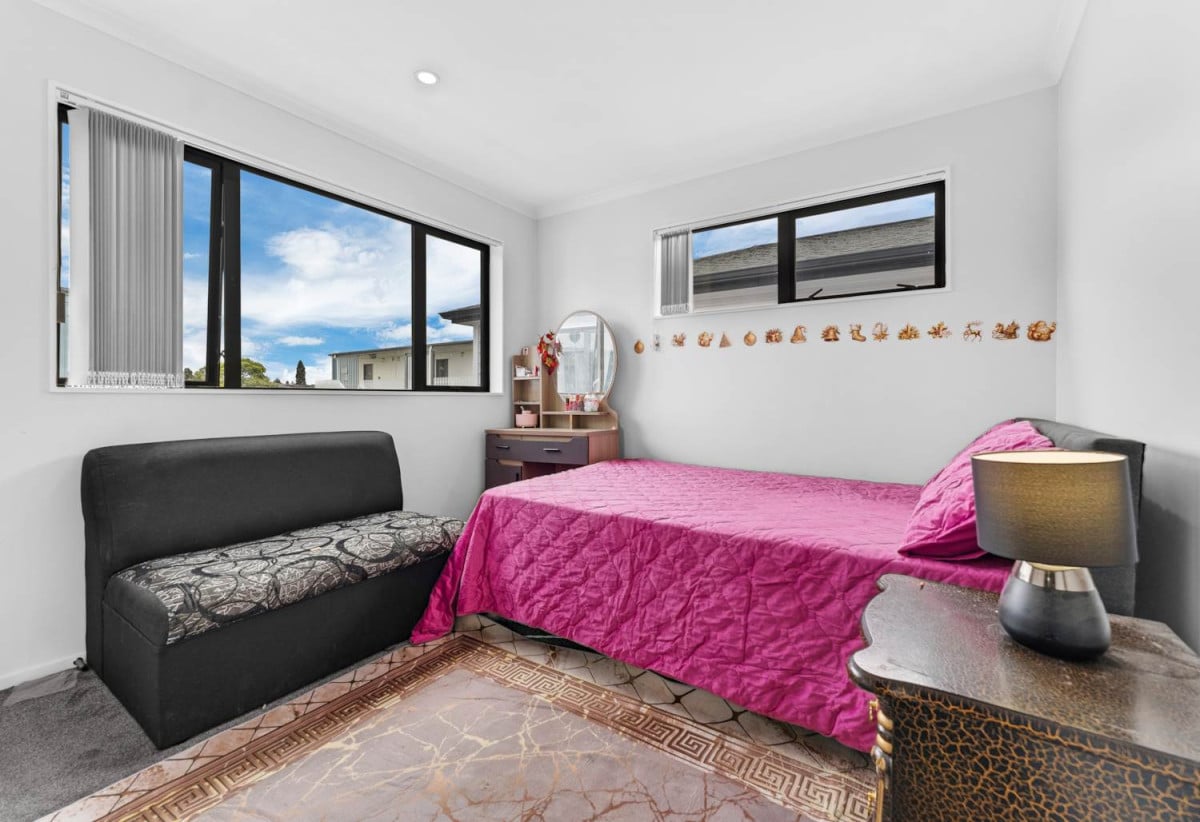 5 beds (3 ensuites) 4.5 baths house with garage, close to schools, Hunter Plaza, Manukau shopping centre, motorway access, 0.5 km to Papatoetoe East School, 86A Kimpton Road, Papatoetoe, Auckland