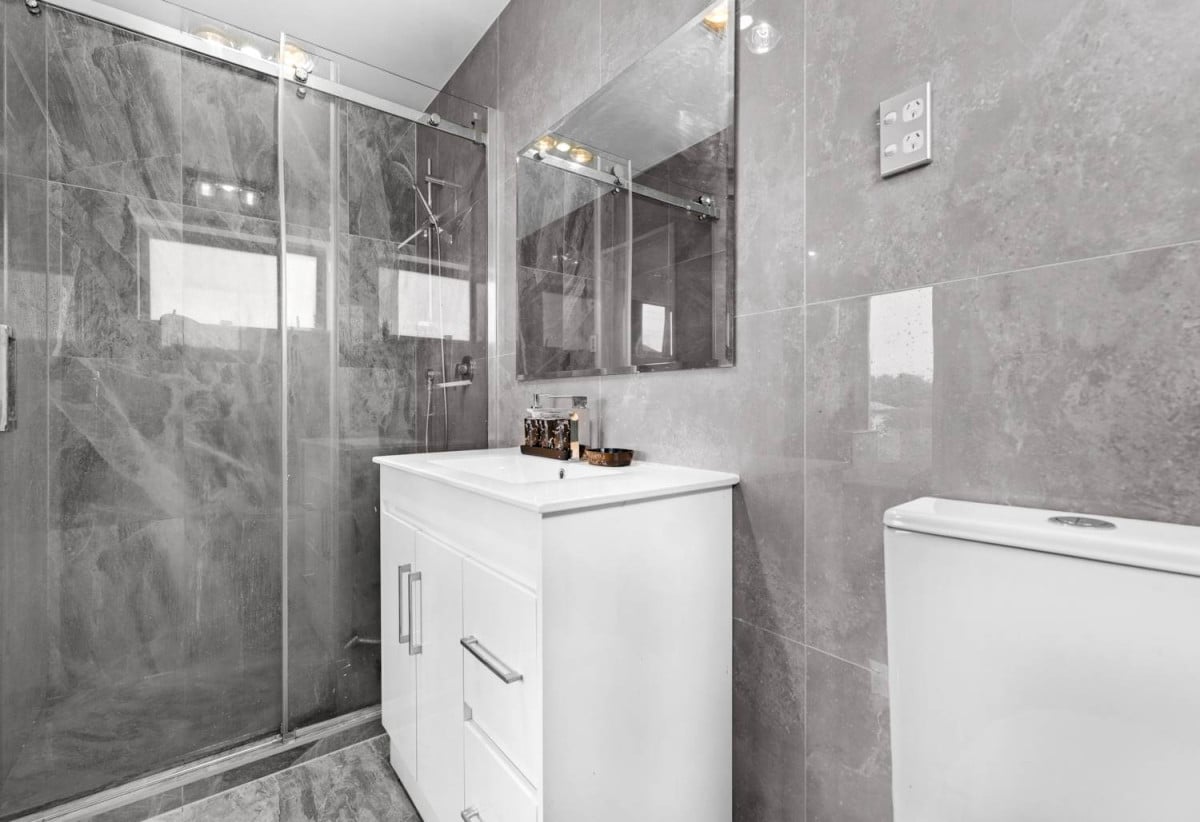 5 beds (3 ensuites) 4.5 baths house with garage, close to schools, Hunter Plaza, Manukau shopping centre, motorway access, 0.5 km to Papatoetoe East School, 86A Kimpton Road, Papatoetoe, Auckland