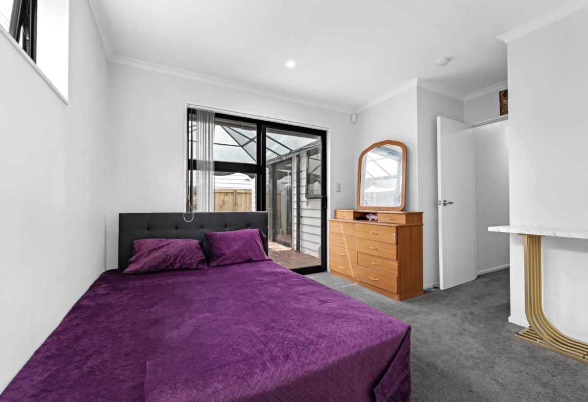 5 beds (3 ensuites) 4.5 baths house with garage, close to schools, Hunter Plaza, Manukau shopping centre, motorway access, 0.5 km to Papatoetoe East School, 86A Kimpton Road, Papatoetoe, Auckland