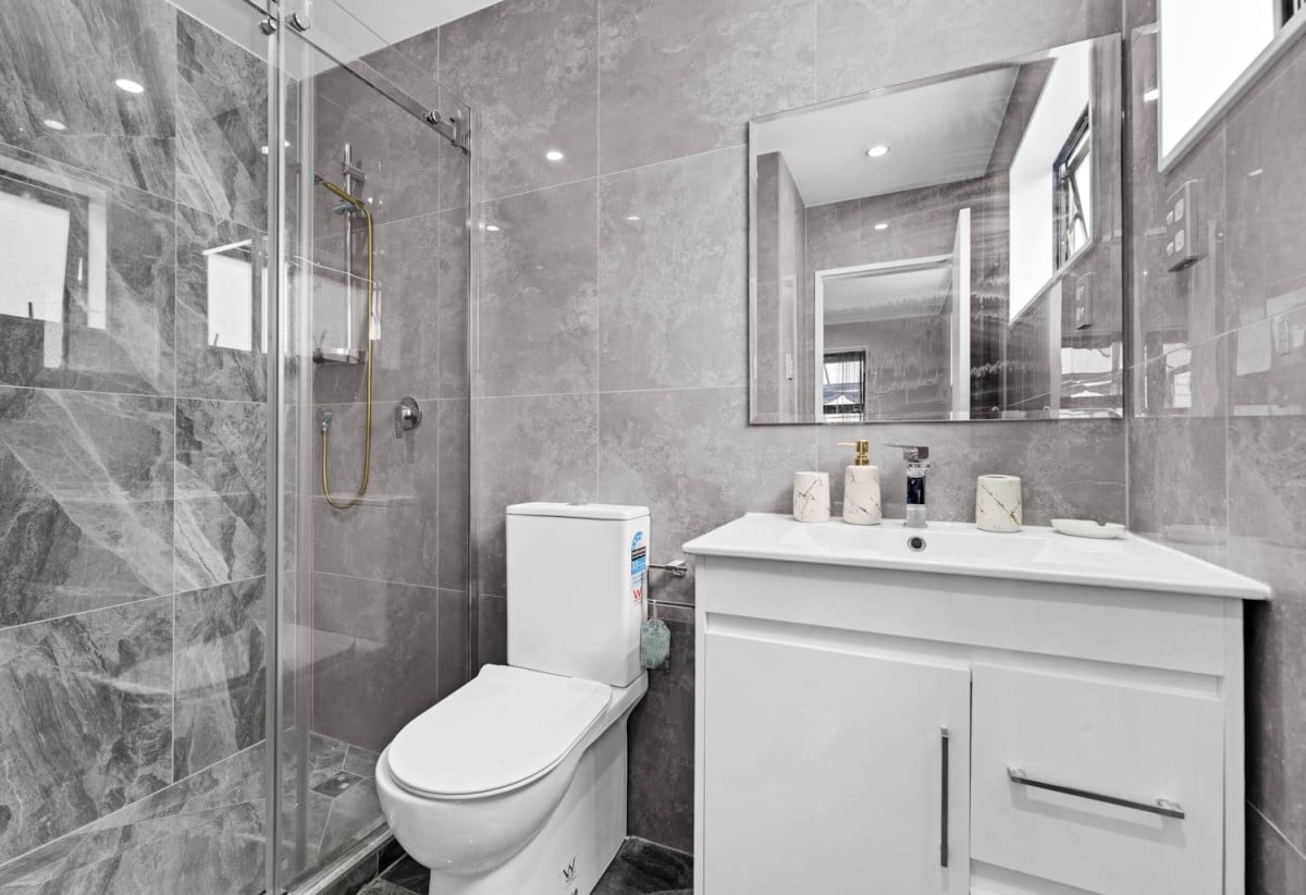 5 beds (3 ensuites) 4.5 baths house with garage, close to schools, Hunter Plaza, Manukau shopping centre, motorway access, 0.5 km to Papatoetoe East School, 86A Kimpton Road, Papatoetoe, Auckland