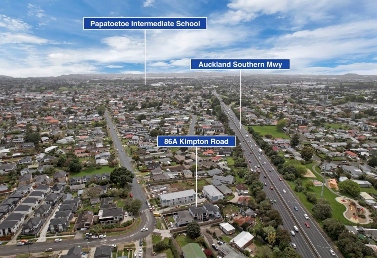 5 beds (3 ensuites) 4.5 baths house with garage, close to schools, Hunter Plaza, Manukau shopping centre, motorway access, 0.5 km to Papatoetoe East School, 86A Kimpton Road, Papatoetoe, Auckland