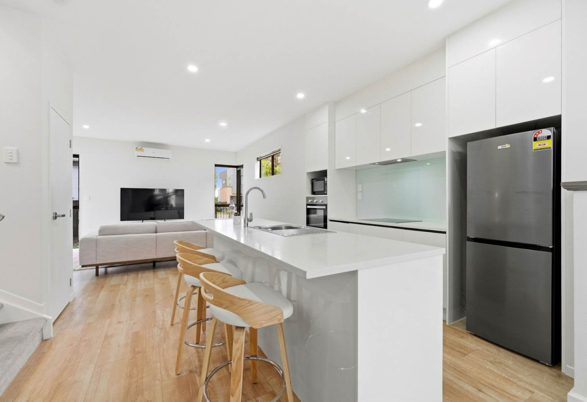 155m2 Standalone 3 beds + study 2 baths house with garage on 201m2 section, Just a 2-minute walk to Seaside Park and the scenic Tamaki River walkways, close to schools town centre, SHOPPING CENTRE, MOTORWAY ACCESS, 1.1 KM TO Otahuhu Intermediate, 1/224 Princes Street East, Otahuhu, Auckland