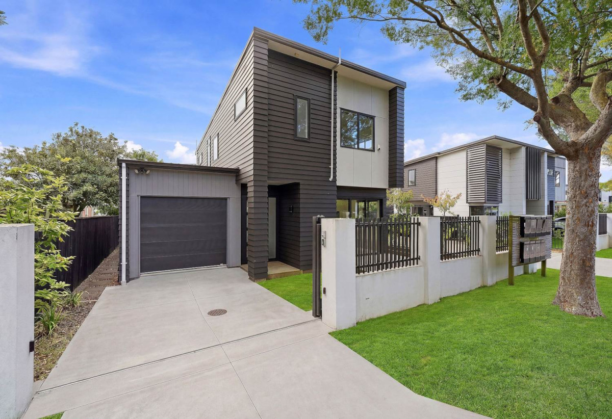 155m2 Standalone 3 beds + study 2 baths house with garage on 201m2 section, Just a 2-minute walk to Seaside Park and the scenic Tamaki River walkways, close to schools town centre, SHOPPING CENTRE, MOTORWAY ACCESS, 1.1 KM TO Otahuhu Intermediate, 1/224 Princes Street East, Otahuhu, Auckland