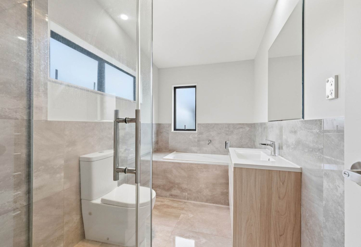 155m2 Standalone 3 beds + study 2 baths house with garage on 201m2 section, Just a 2-minute walk to Seaside Park and the scenic Tamaki River walkways, close to schools town centre, SHOPPING CENTRE, MOTORWAY ACCESS, 1.1 KM TO Otahuhu Intermediate, 1/224 Princes Street East, Otahuhu, Auckland