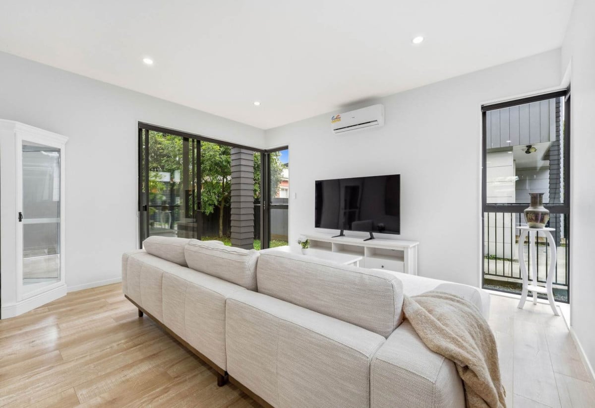 155m2 Standalone 3 beds + study 2 baths house with garage on 201m2 section, Just a 2-minute walk to Seaside Park and the scenic Tamaki River walkways, close to schools town centre, SHOPPING CENTRE, MOTORWAY ACCESS, 1.1 KM TO Otahuhu Intermediate, 1/224 Princes Street East, Otahuhu, Auckland